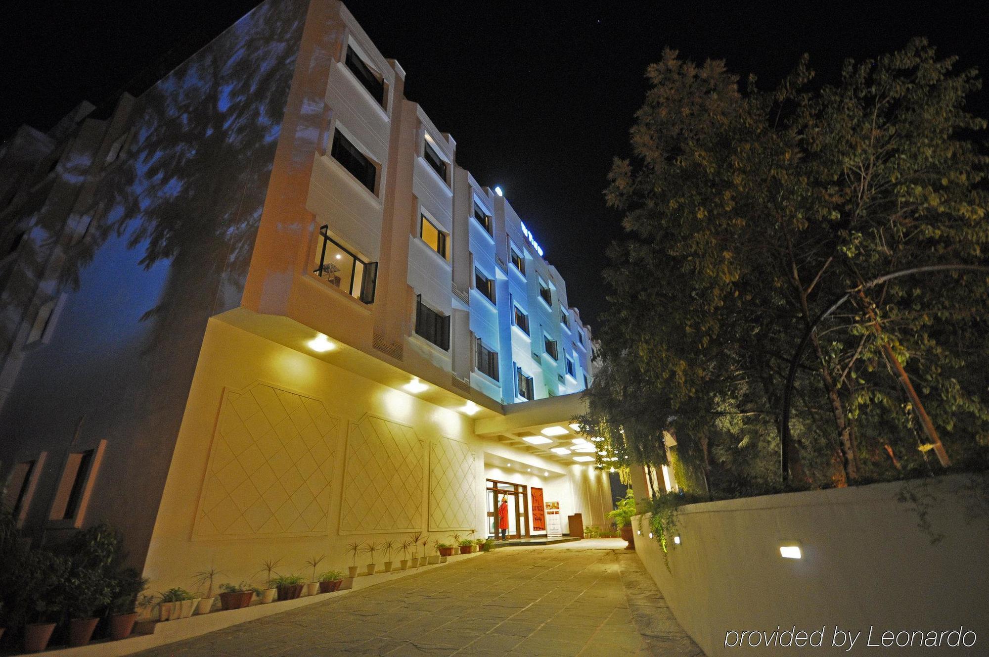 Golden Tulip Udaipur Hotell Exteriör bild