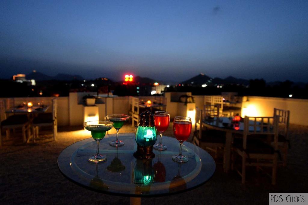 Golden Tulip Udaipur Hotell Exteriör bild