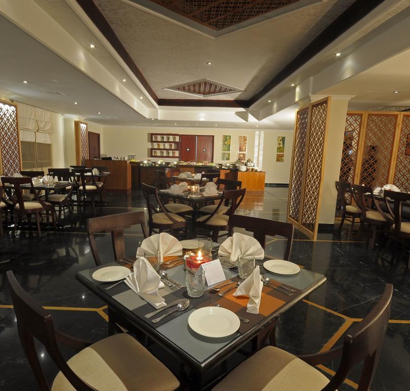 Golden Tulip Udaipur Hotell Exteriör bild