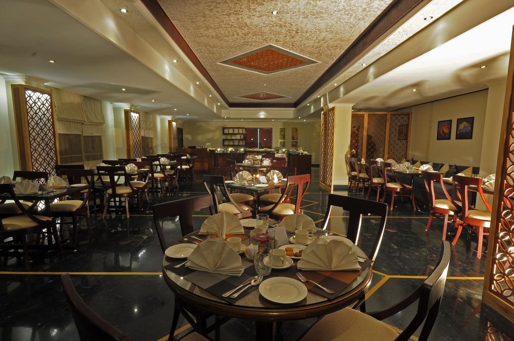 Golden Tulip Udaipur Hotell Exteriör bild