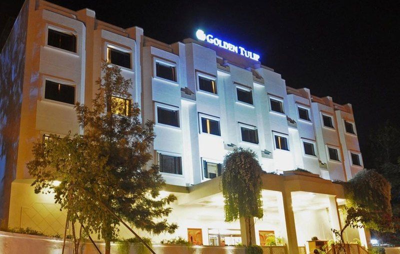 Golden Tulip Udaipur Hotell Exteriör bild