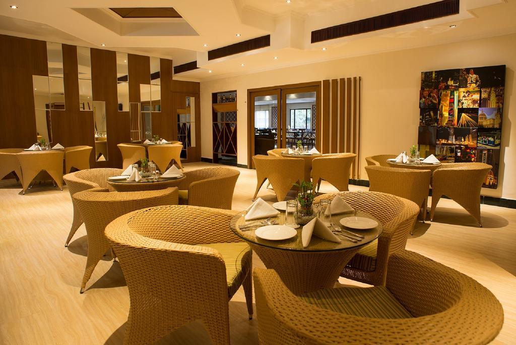 Golden Tulip Udaipur Hotell Exteriör bild