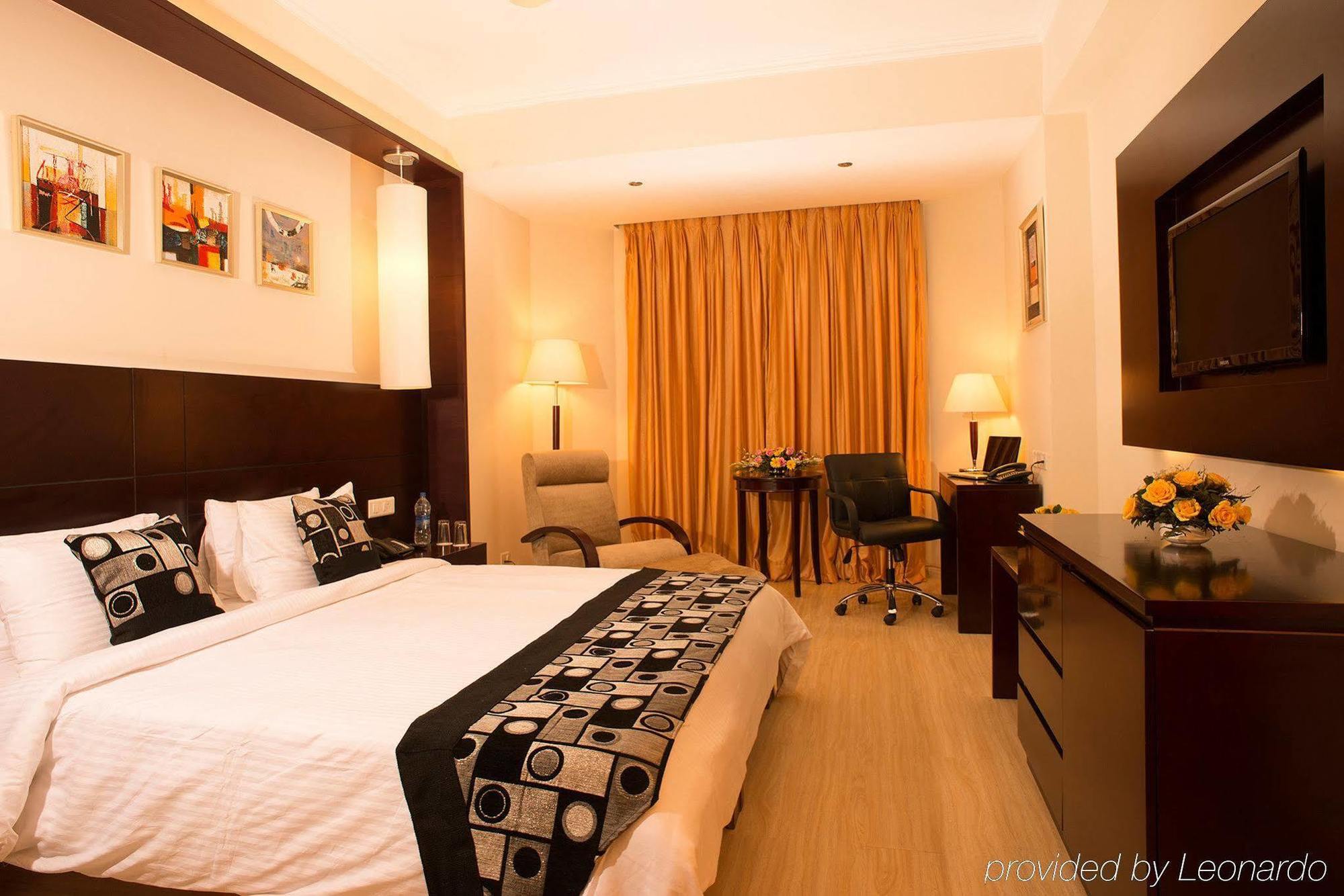 Golden Tulip Udaipur Hotell Exteriör bild