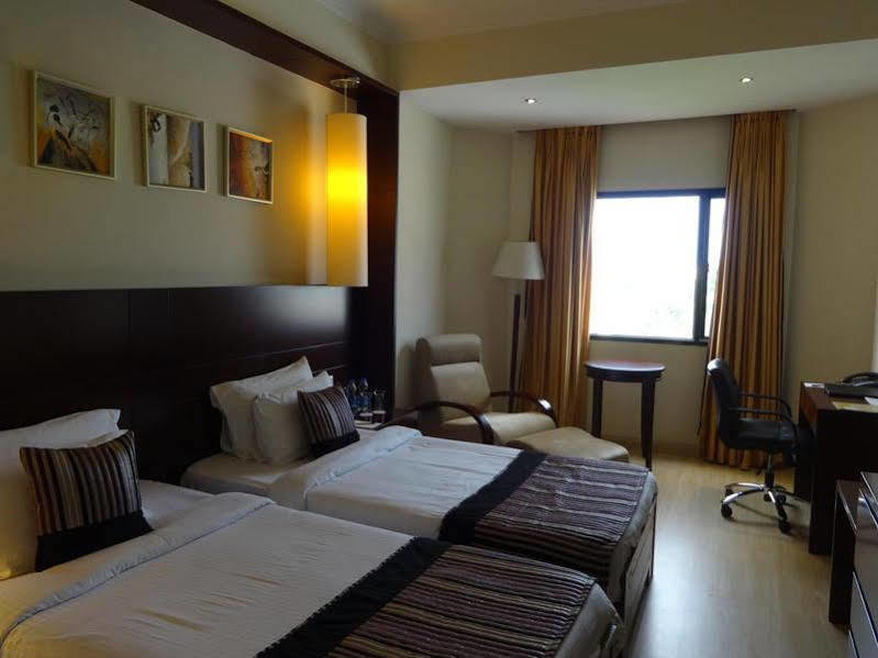 Golden Tulip Udaipur Hotell Exteriör bild